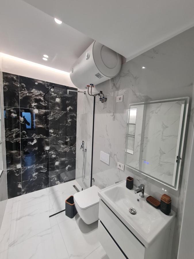 Am Luxury Apartment Tirana Esterno foto