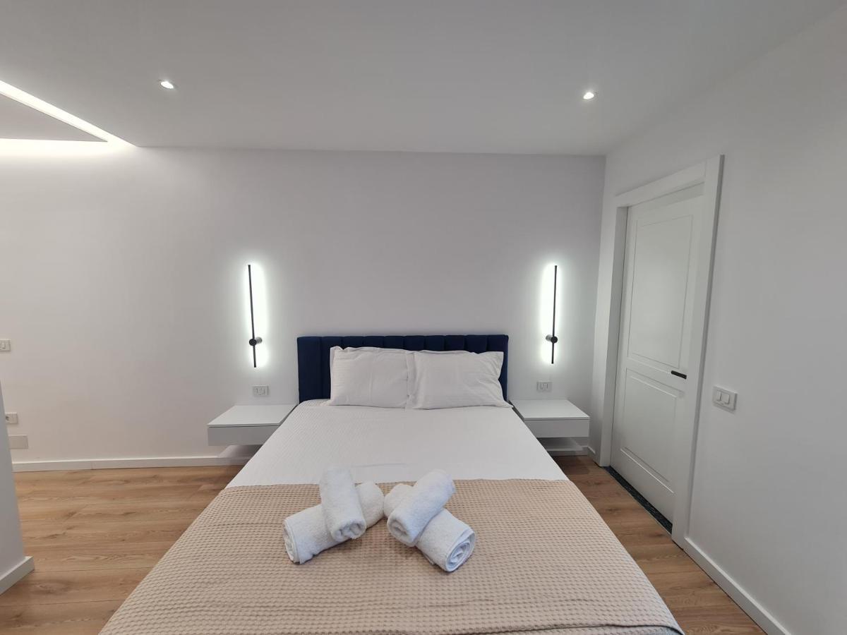 Am Luxury Apartment Tirana Esterno foto