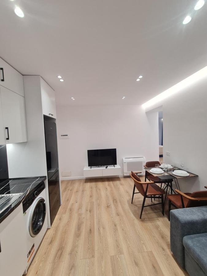 Am Luxury Apartment Tirana Esterno foto