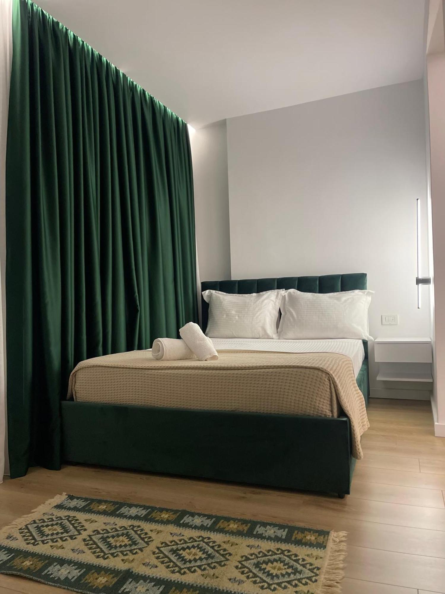 Am Luxury Apartment Tirana Esterno foto